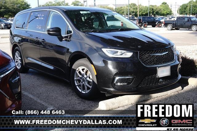 2023 Chrysler Pacifica Touring L's photo